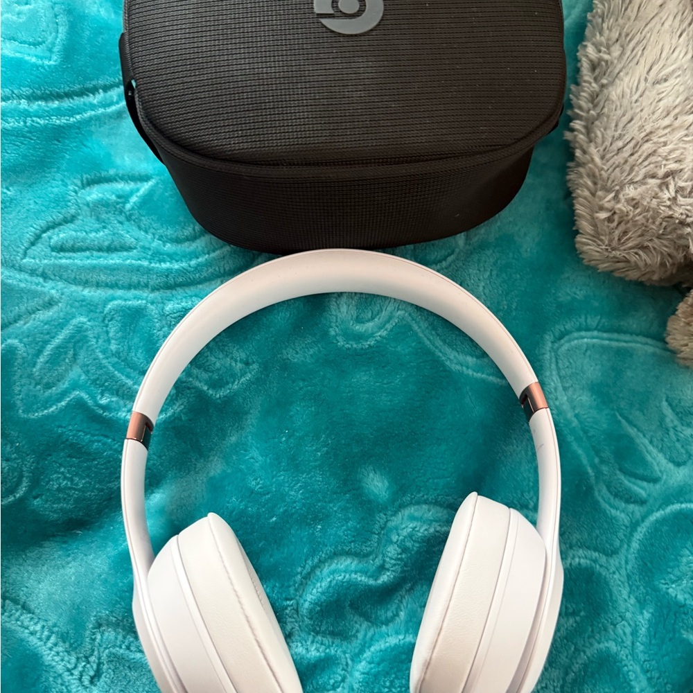 Light pink BEATS SOLO 4 Wireless Headphones